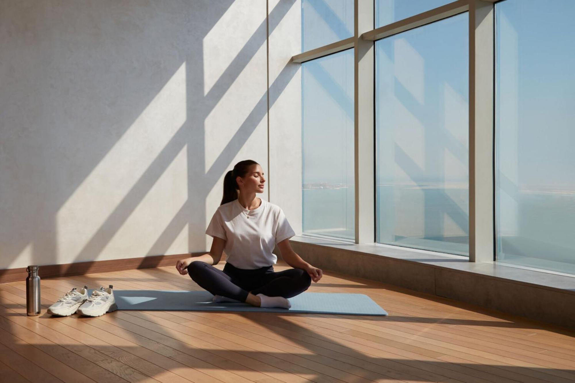Hotel Element By Westin West Bay Doha Exterior foto A woman meditating