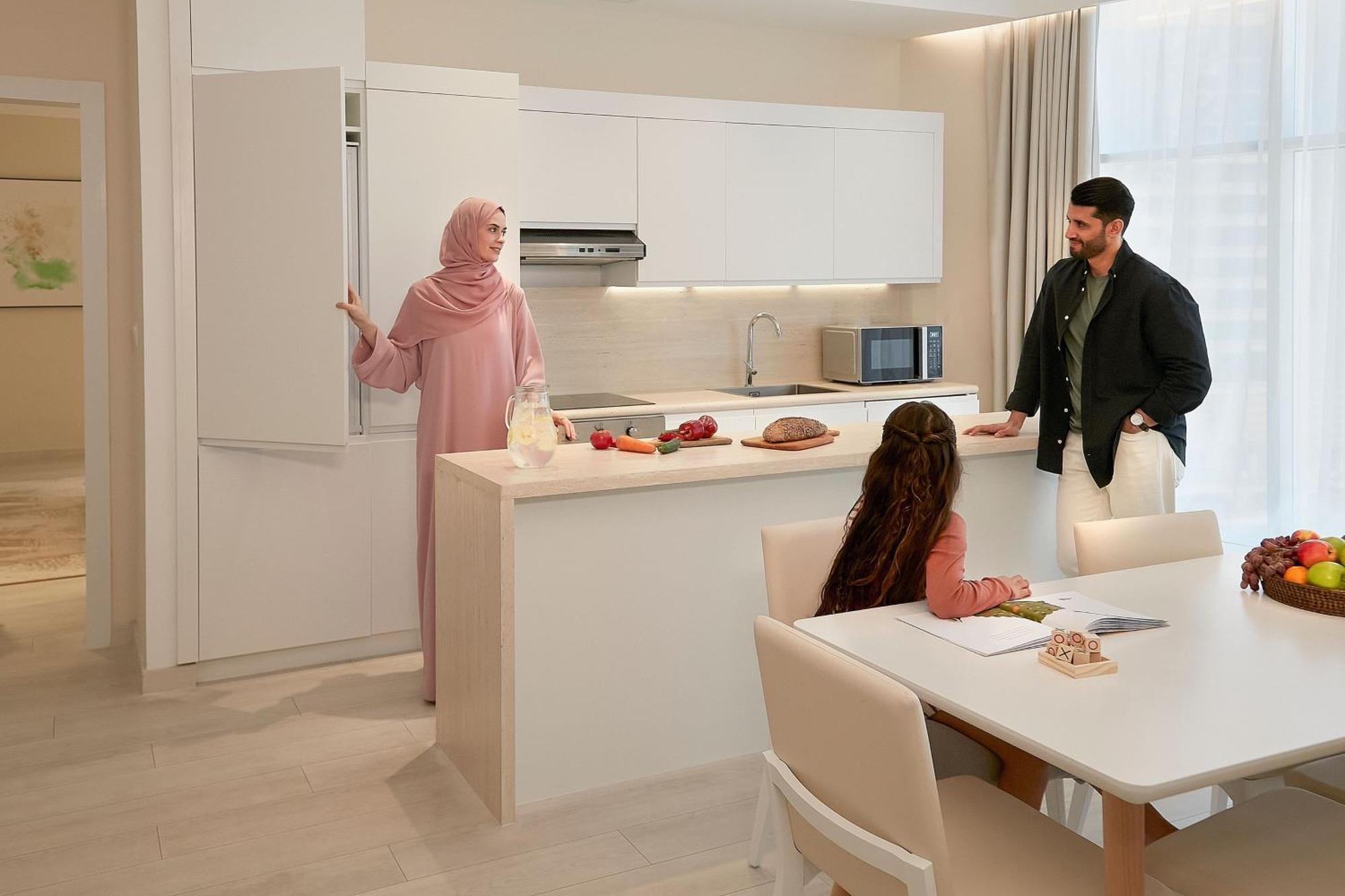 Hotel Element By Westin West Bay Doha Exterior foto A family in a kitchen